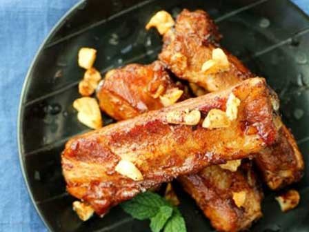 Cuối tuần đổi món với sườn nướng tỏi thơm nức mũi