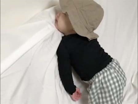 Video: Cậu bé có thể ngủ kể cả khi...đang đứng trên ghế