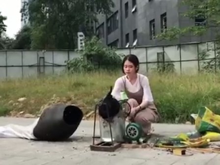 'Thánh nữ công sở' nướng tôm bằng máy nổ bỏng ven đường