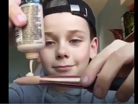 Cậu nhóc 10 tuổi làm “rúng động” Internet nhờ khả năng trang điểm tuyệt vời