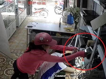 Nhân viên ngủ gục, nữ 'đạo chích' lẻn vào cửa hàng đánh cắp 3 chiếc iPhone