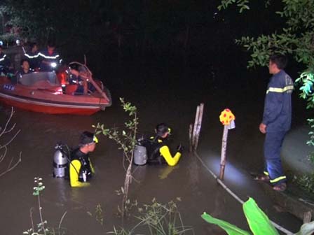 Mẹ dùng gạc rơ lưỡi cho con sau khi bú no, bé gái 2 tháng tuổi sặc sữa nguy kịch-4