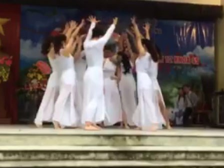 Nam sinh mặc váy trắng nhảy cùng dàn nữ sinh trong ngày bế giảng