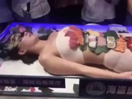 Giở trò sàm sỡ trong tiệc buffet bày trên cơ thể người, nam thực khách bất ngờ bị người mẫu trẻ đánh tới tấp