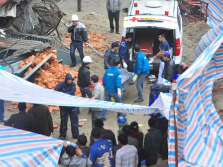 Toàn cảnh vụ rơi thang máy trong bệnh viện ở Hà Nội, nhưng thay vì la hét hay hoảng loạn thì nhóm người này lại làm một hành động khiến ai cũng... mừng-4