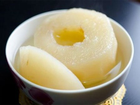 Mẹ nấu chín trái cây rồi cho con ăn để nhận lại kết quả bất ngờ