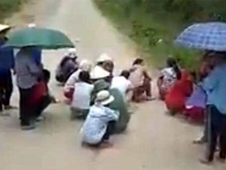 Clip: Thanh niên chặn ô tô giữa đường rồi thả dáng trên nắp capo, 2 người phụ nữ phải xuống khuyên giải-1