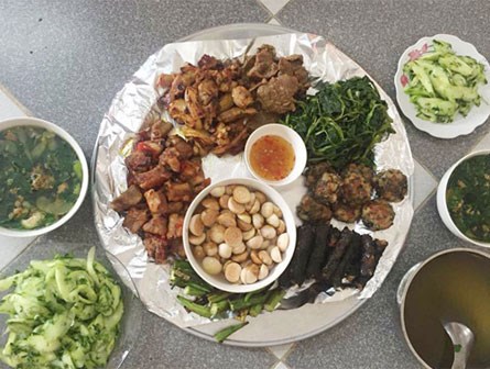Học chồng vào bếp nấu ăn, có ai ngờ vợ trẻ lại làm được mâm cơm gia đình như vậy
