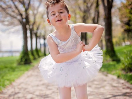Con trai có mặc váy thì bố mẹ cũng kệ và lý do đằng sau khiến nhiều người cảm phục