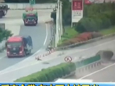 Thoát chết thần kỳ ngay trước mũi xe container, sau khi văng khỏi xe ô tô gặp nạn