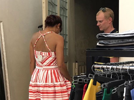 Hai cặp vợ chồng, một chiếc váy và hành xử khiến đàn ông Việt mất điểm