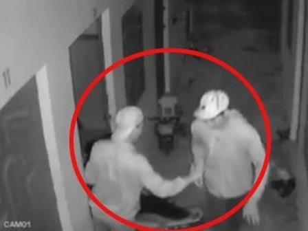 Clip: 2 kẻ đột nhập khu trọ trong đêm, liều lĩnh cậy cửa dắt xe máy