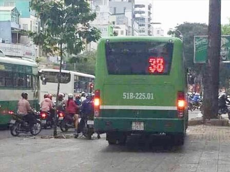Clip: Không dừng chờ đèn đỏ, xe buýt bẻ lái leo thẳng lên vỉa hè Sài Gòn để lưu thông