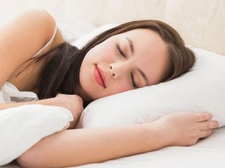 Nằm nghiêng người sang bên trái gây hại tim: Đây có phải quan niệm đúng đắn?