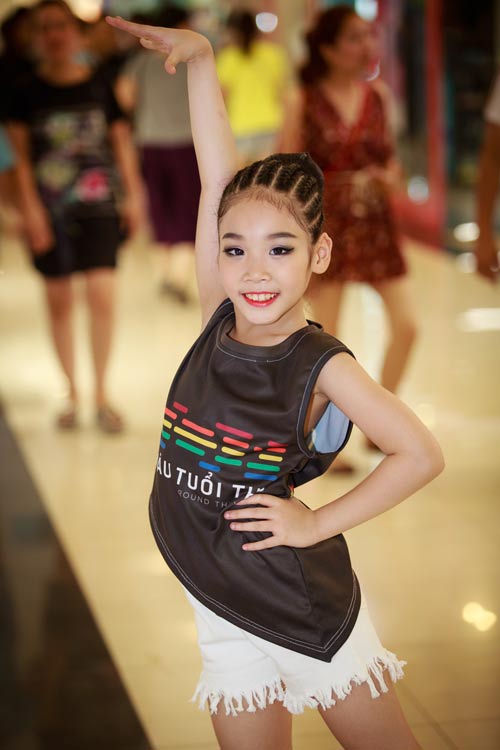 Một lần nữa, Gia Như lại chinh phục khán giả bằng tạo hình vừa đáng yêu, vừa quyền lực cùng tài năng nhảy múa vô cùng nổi trội của mình.
