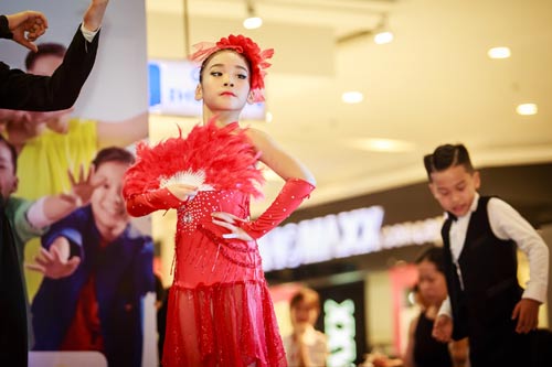 Những bước nhảy điêu luyện, đầy tự tin vào lôi cuốn của Gia Như cùng 17 vũ công nhí còn lại đã nhanh chóng thu hút sự chú ý của hàng ngàn khán giả đang có mặt tại trung tâm thương mại.