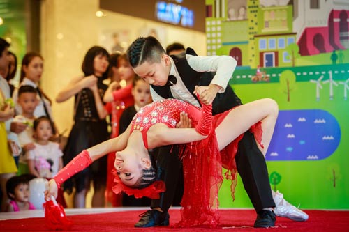 Là 1 trong số 18 vũ công nhí của vở đại vũ kịch Sắc màu tuổi thơ 2, Gia Như có mặt tại trung tâm thương mại từ khá sớm. Cô bé diện trang phục áo thun, quần short jeans khỏe khoắn, năng động và liên tục nở nụ cười tươi tắn.
