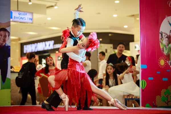 Nhân dịp Quốc tế thiếu nhi, Á quân Biệt tài tí hon 2017 Gia Như cùng 17 vũ công nhí của show Sắc màu tuổi thơ có mặt tại 1 trung tâm thương mại khá lớn tại Long Biên, Hà Nội và biểu diễn miễn phí cho hàng ngàn khán giả.
