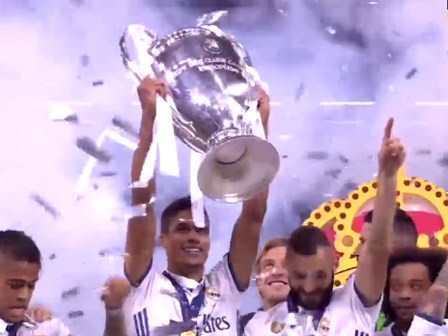 Khoảnh khắc Ronaldo và đồng đội nâng cao chiếc cúp Champions League