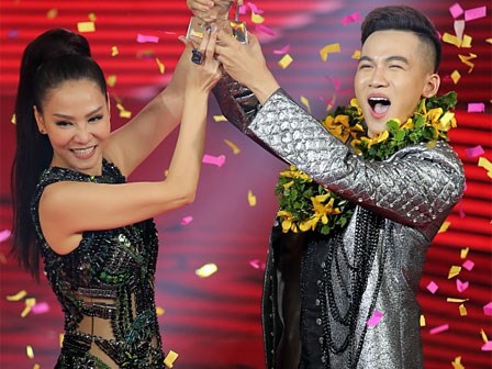 Thu Minh cười mãn nguyện khi Ali Hoàng Dương trở thành Quán quân 'The Voice 2017'