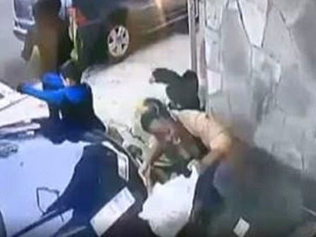 Clip: Khoảnh khắc đáng sợ khi người phụ nữ xả thân cứu mạng một đứa trẻ