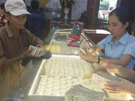 Cha nghèo mang nhiều cọc tiền lẻ mua của hồi môn cho con gái