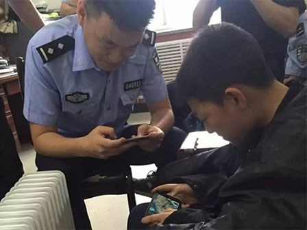 Cảnh sát hồn nhiên chơi điện tử trong ca trực và sự thật phía sau khiến nhiều người không khỏi kinh ngạc