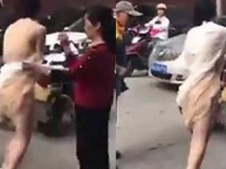 Cô gái bị xé toạc váy áo giữa phố vì tai nạn bất ngờ