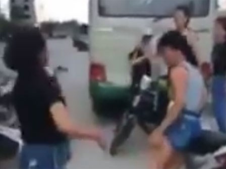 Bất chấp nắng nóng, 2 cô gái đánh bạn nữ giữa đường không ai can ngăn