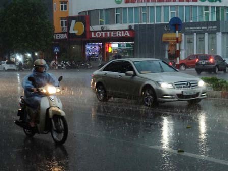 Mây đen che kín bầu trời, Hà Nội đón trận mưa rào cực lớn, người đi đường loay hoay