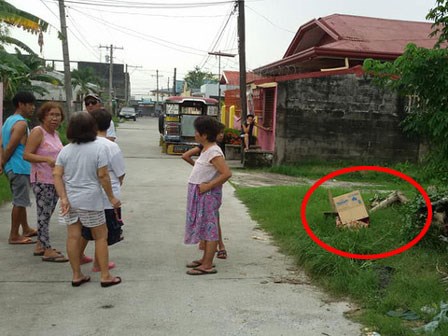 Đi thu gom rác, nhân viên vệ sinh bàng hoàng phát hiện thứ bị bỏ lại trong chiếc hộp các tông bên vệ đường