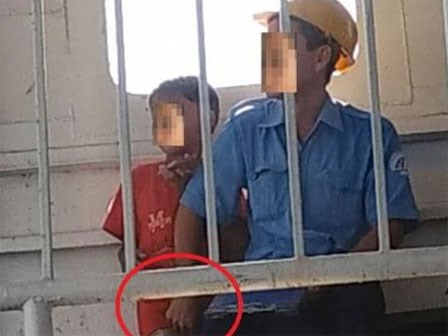 Bé trai cho nhân viên sàm sỡ chỗ kín để bán vé số, Phó trưởng bến phà: 