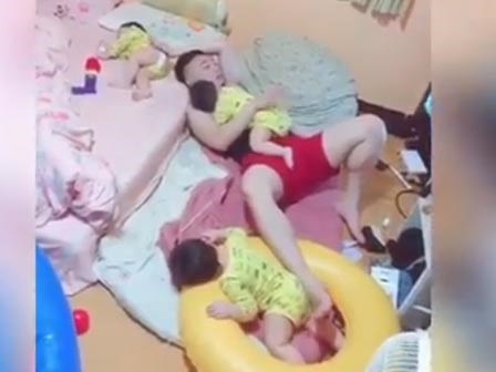 Ông bố một mình ru ba con ngủ khiến dân mạng phát sốt