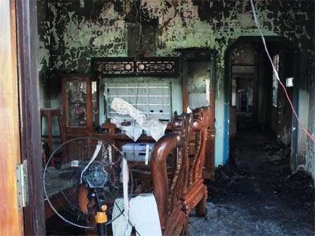 Chồng đổ xăng đốt cả nhà, 3 người chết oan nghiệt