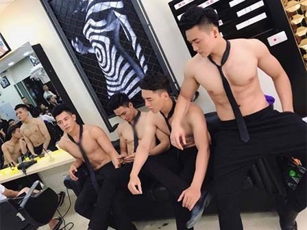 Hết hot boy sườn nướng lại xuất hiện soái ca cởi trần gội đầu phục vụ khách