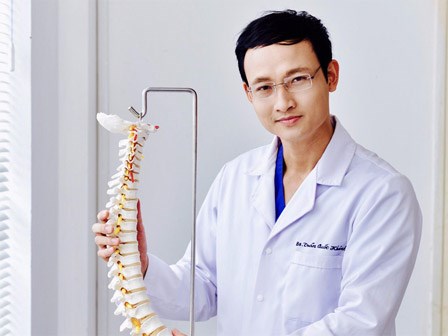 Bác sĩ BV Việt Đức hướng dẫn 2 bài tập cổ, 3 bài tập lưng dễ thực hiện chữa bệnh cột sống