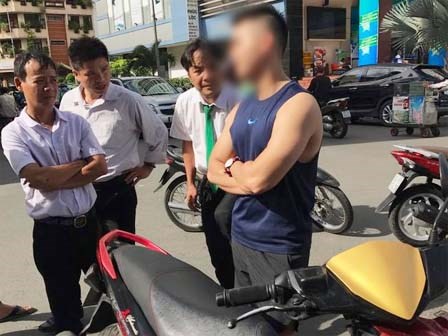 Mặc tài xế taxi năn nỉ chỉ còn 200k trong túi, 