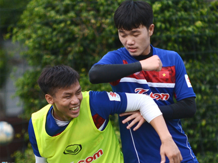 Hải Quế nhớ nhung cô công chúa điệu đà, Tiến Dũng, Quang Hải học bài chăm chỉ sau giờ tập luyện tại Hàn Quốc-9