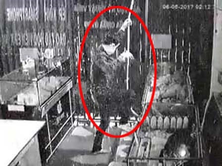 Kẻ trộm đu dây như xiếc vào cửa hàng điện thoại