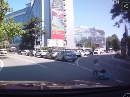 Hai con rơi khỏi ô tô, mẹ vô tư lái xe không hề hay biết