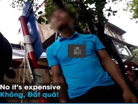 Nhập vai khách Tây, PV bị 