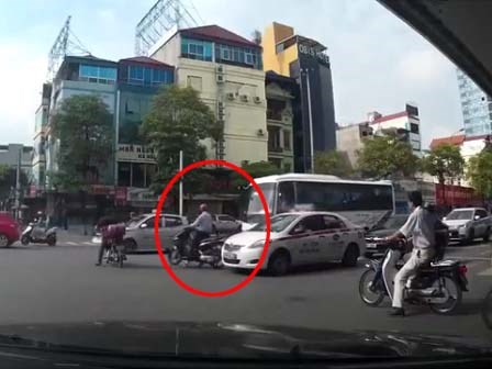 Hành động trả đũa của người đàn ông sau khi vượt đèn đỏ