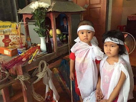 Bố qua đời vì điện giật, mẹ suy thận giai đoạn cuối, hai đứa bé mịt mờ tương lai
