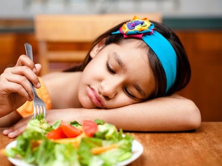 Con suýt chết vì mẹ dùng chiêu “bỏ đói vài bữa”