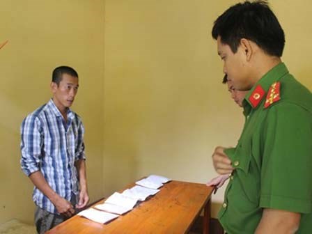 Trò trộm tiệm vàng rồi đưa cho thầy tiêu xài