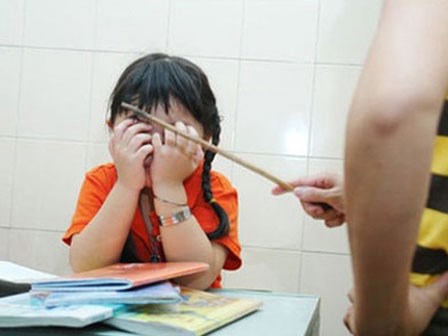 Giáo viên phạt học sinh nhổ nước bọt vào mặt nhau vì không hoàn thành bài tập