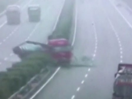 Tông xe liên hoàn trên cao tốc vì đường trơn