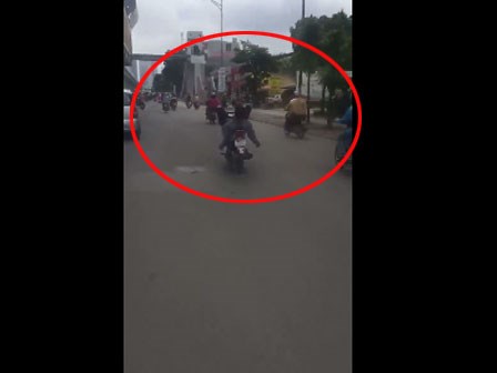 Thanh niên nằm ngửa, lái xe máy bằng chân như làm xiếc trên phố