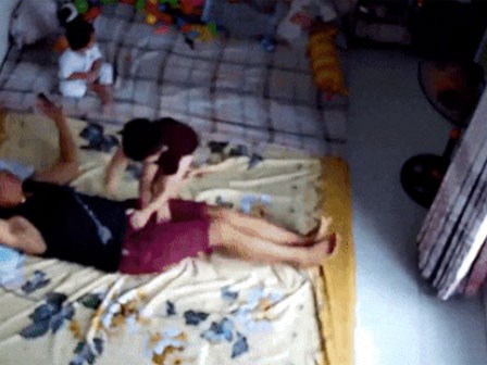 Mải mê điện thoại, ông bố điêu đứng người vì bị con trai dẫm lên 'của quý'