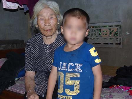 Cuộc sống 4 năm buồn bã của cậu bé có cha giết mẹ rồi giấu xác vào hang đá khi mới tròn 1 tuổi